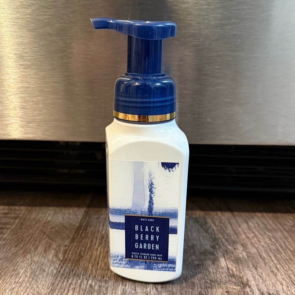 NEW Bath and Body Works Black Berry Garden Foaming Hand Soap 8.75 Fl Oz